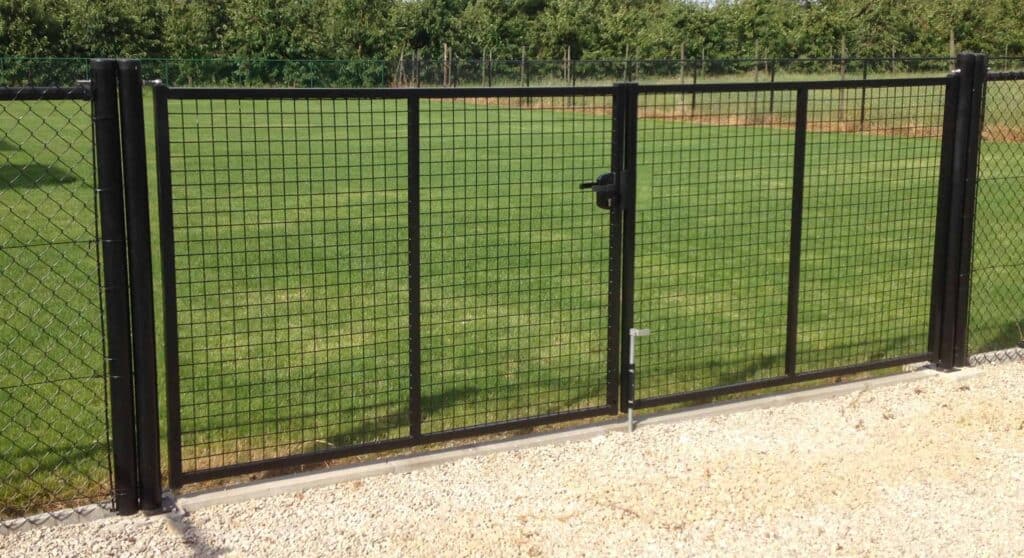 dubbele zwartemetalen tuinpoort van tuinpoortshop
